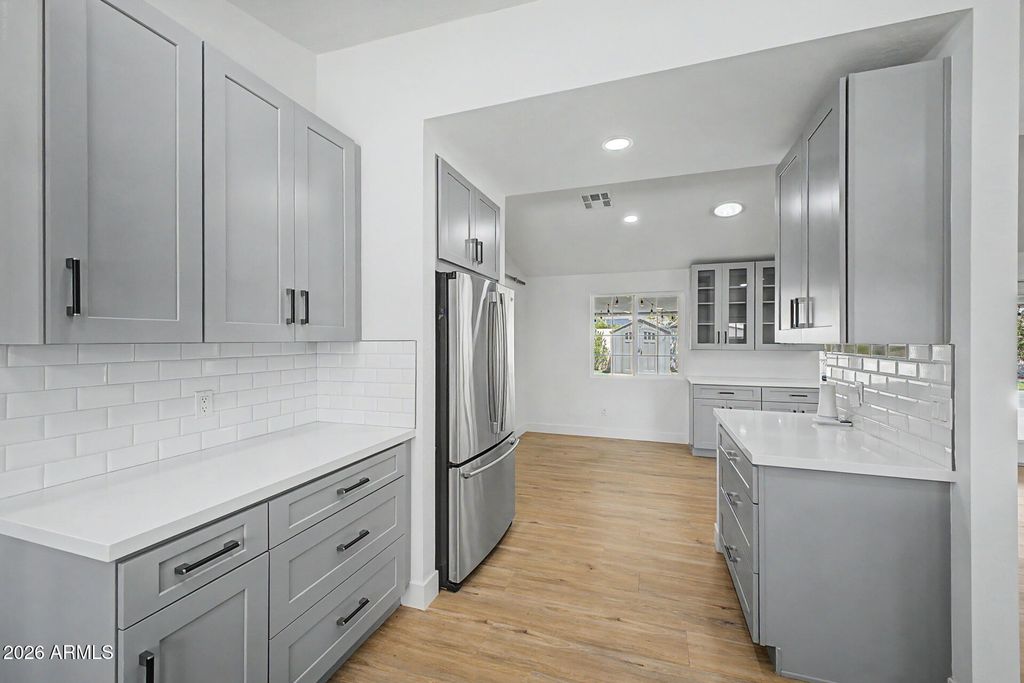 Image 15 of property listing at 702 W ROSE Lane, Phoenix, AZ 85013
