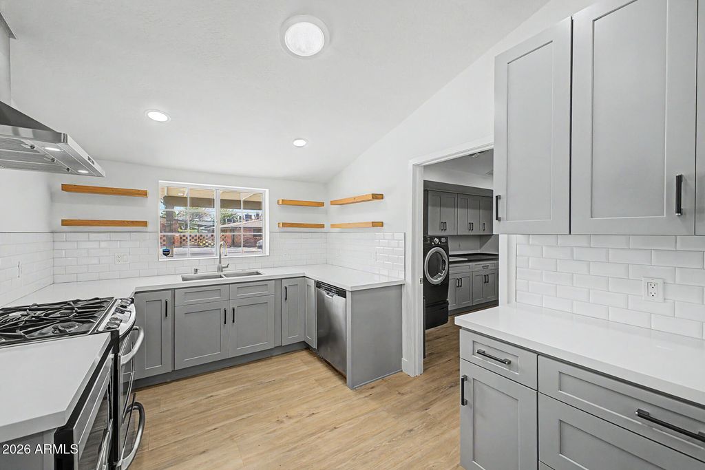 Image 16 of property listing at 702 W ROSE Lane, Phoenix, AZ 85013
