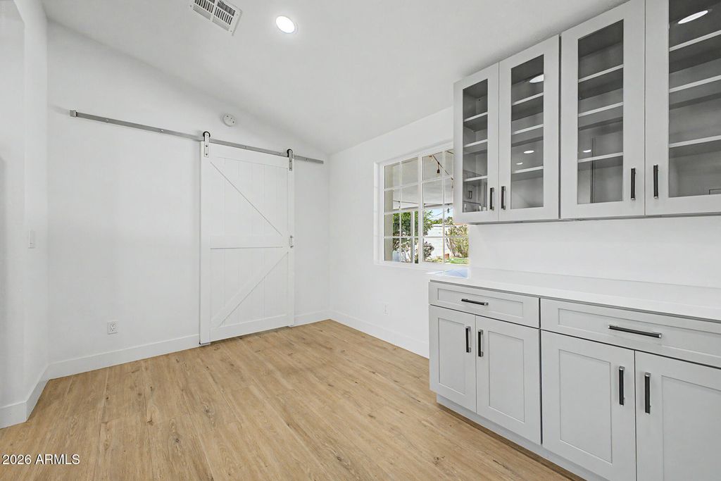 Image 17 of property listing at 702 W ROSE Lane, Phoenix, AZ 85013