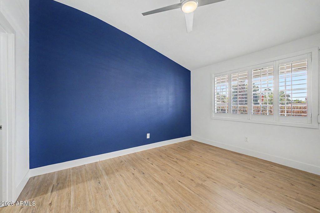 Image 18 of property listing at 702 W ROSE Lane, Phoenix, AZ 85013