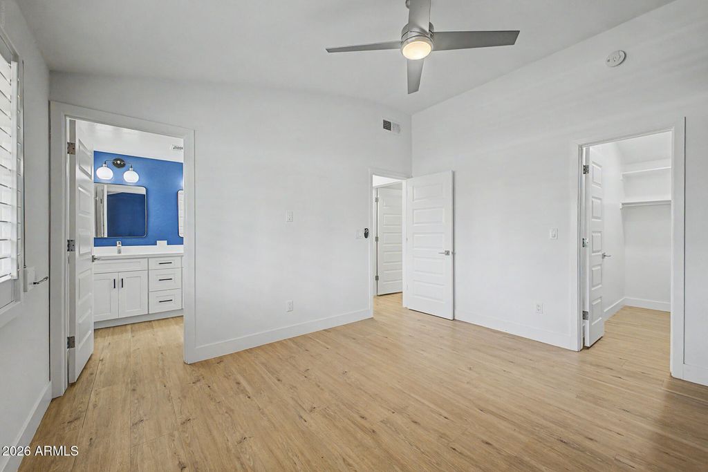 Image 20 of property listing at 702 W ROSE Lane, Phoenix, AZ 85013