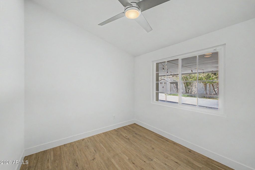 Image 23 of property listing at 702 W ROSE Lane, Phoenix, AZ 85013