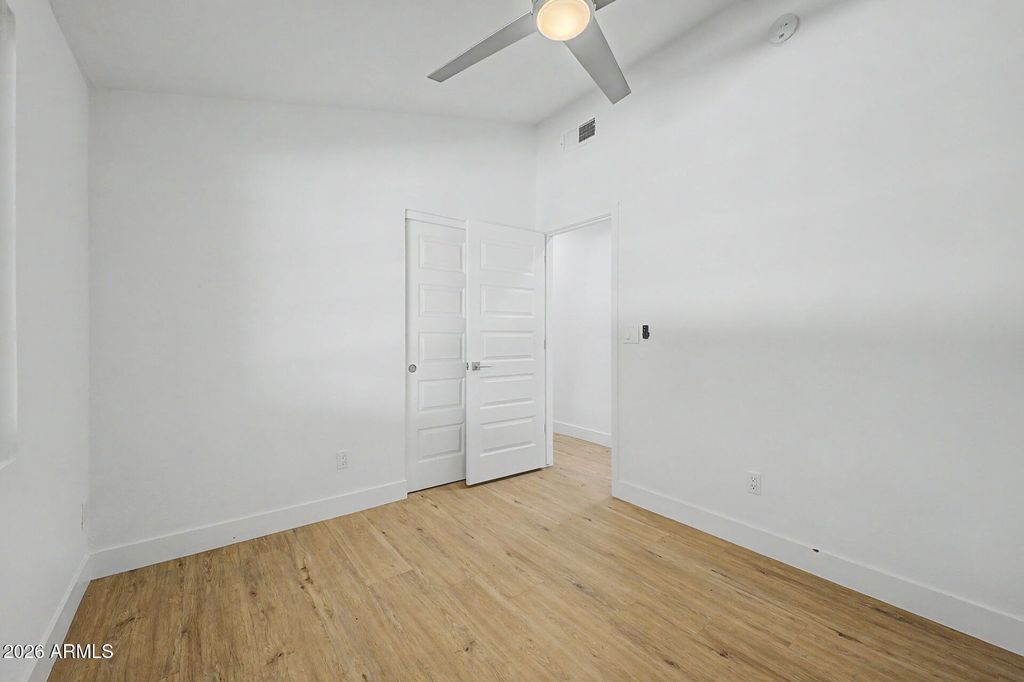 Image 25 of property listing at 702 W ROSE Lane, Phoenix, AZ 85013