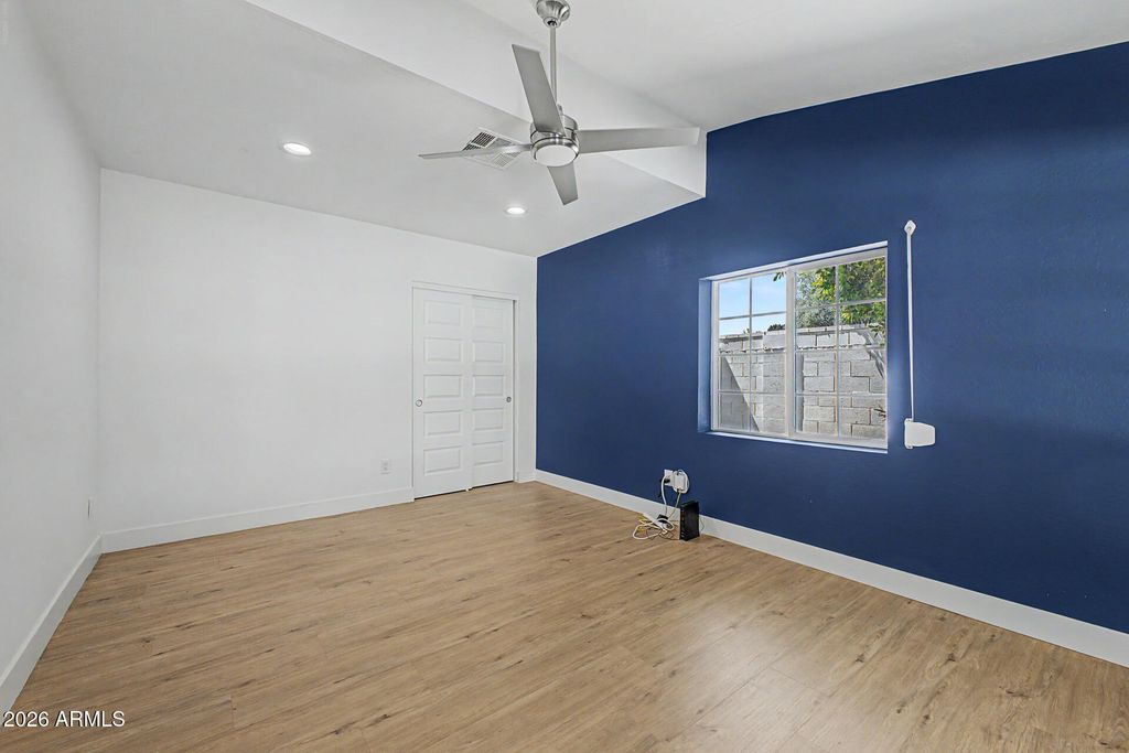 Image 29 of property listing at 702 W ROSE Lane, Phoenix, AZ 85013