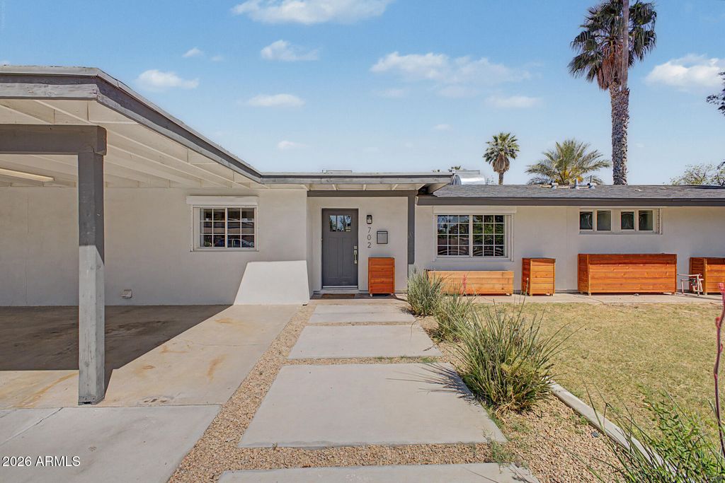 Image 3 of property listing at 702 W ROSE Lane, Phoenix, AZ 85013