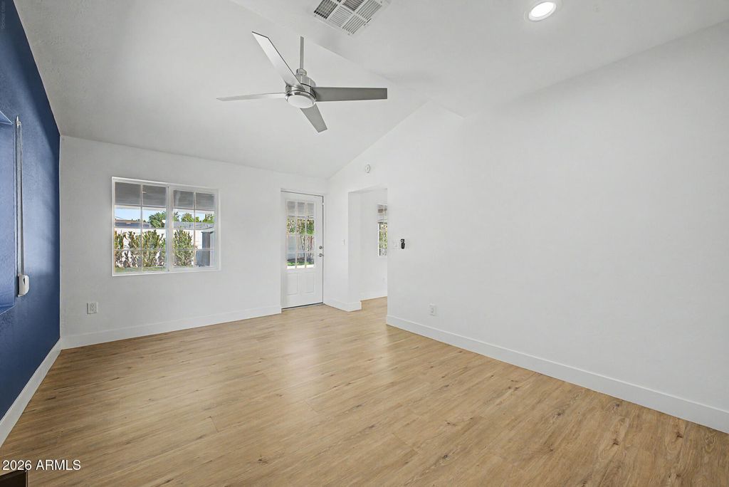 Image 31 of property listing at 702 W ROSE Lane, Phoenix, AZ 85013