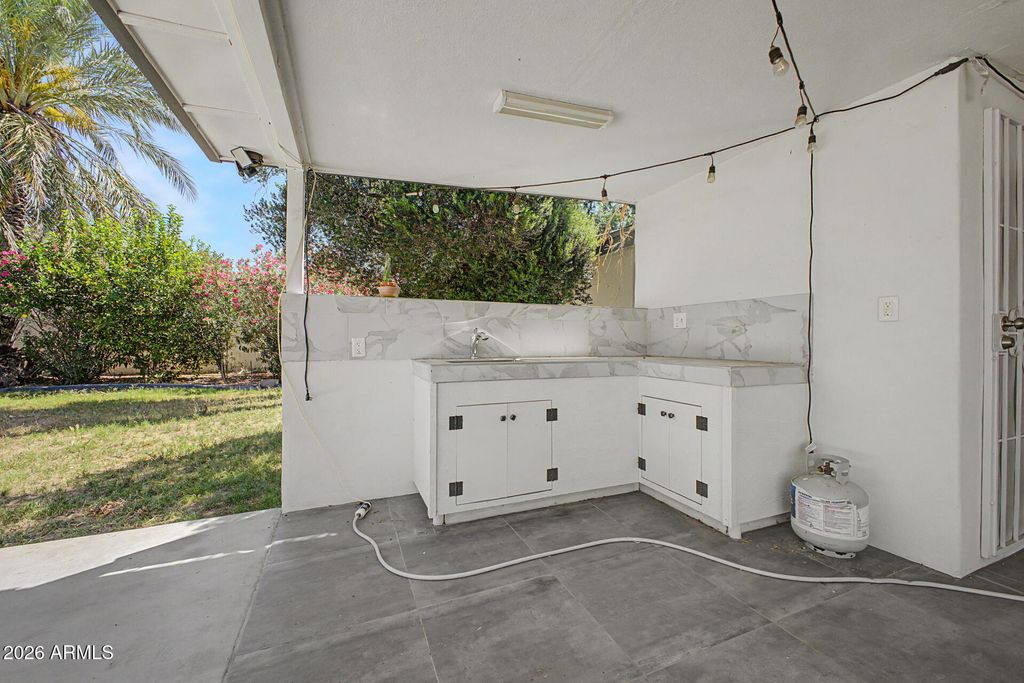 Image 37 of property listing at 702 W ROSE Lane, Phoenix, AZ 85013