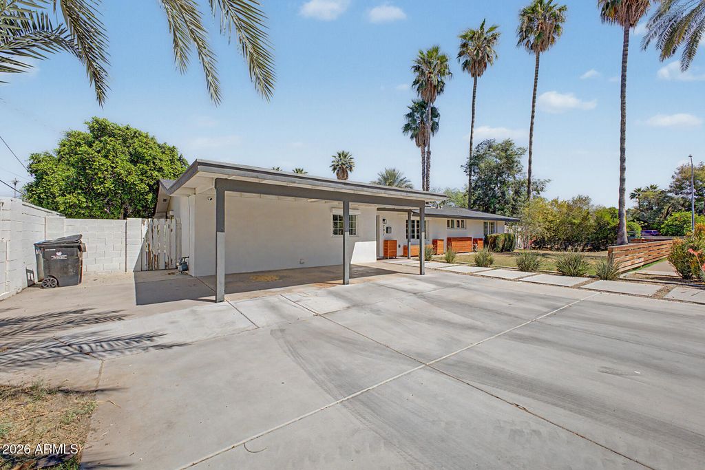 Image 4 of property listing at 702 W ROSE Lane, Phoenix, AZ 85013
