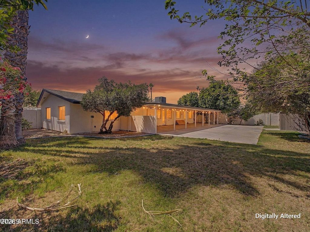 Image 40 of property listing at 702 W ROSE Lane, Phoenix, AZ 85013