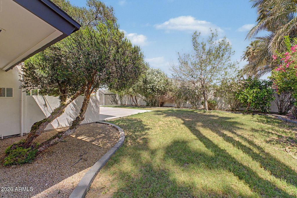 Image 41 of property listing at 702 W ROSE Lane, Phoenix, AZ 85013