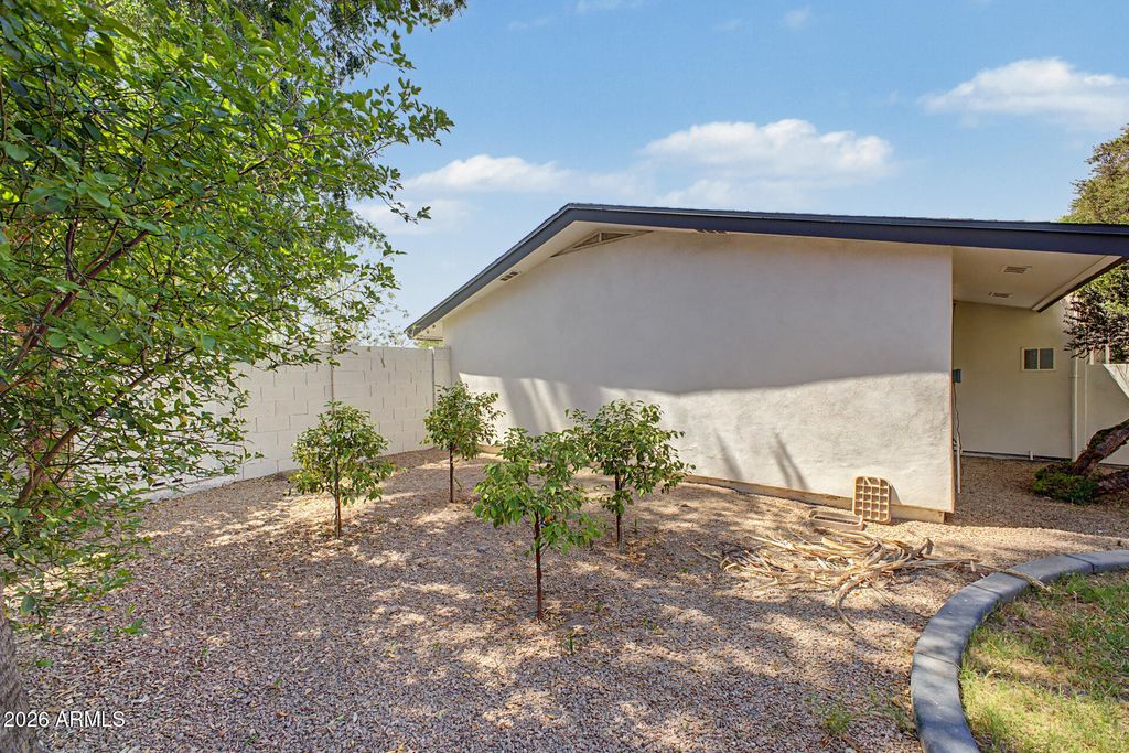 Image 42 of property listing at 702 W ROSE Lane, Phoenix, AZ 85013