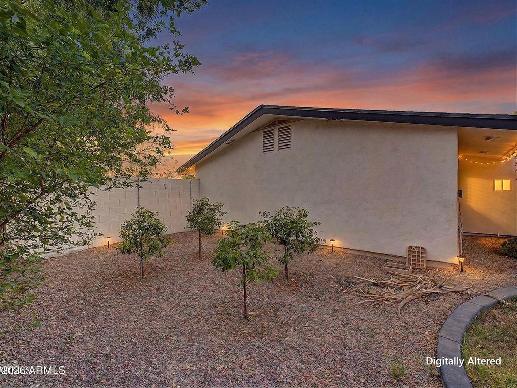Image 43 of property listing at 702 W ROSE Lane, Phoenix, AZ 85013