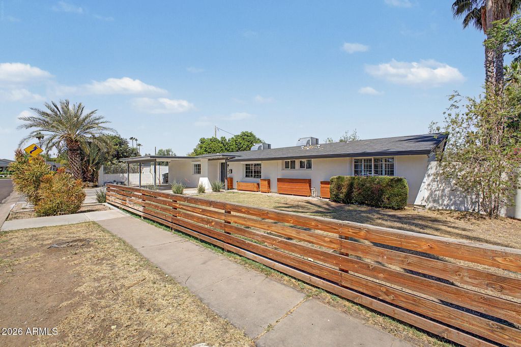 Image 6 of property listing at 702 W ROSE Lane, Phoenix, AZ 85013