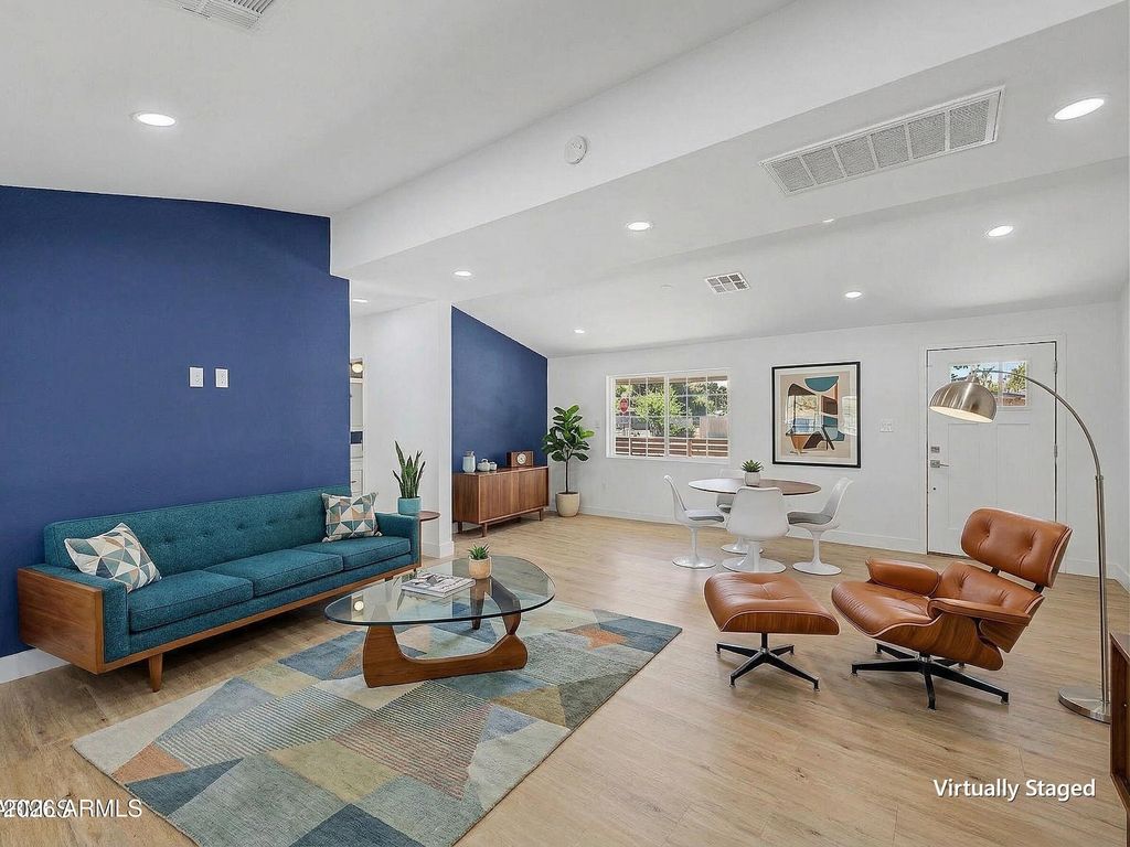 Image 9 of property listing at 702 W ROSE Lane, Phoenix, AZ 85013