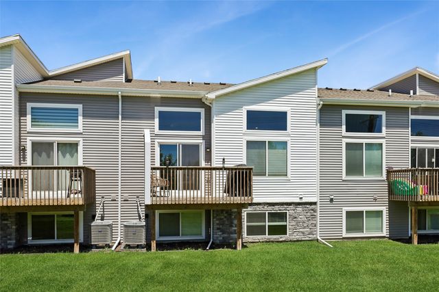 9672 Heightsview Drive, West Des Moines, IA 50266