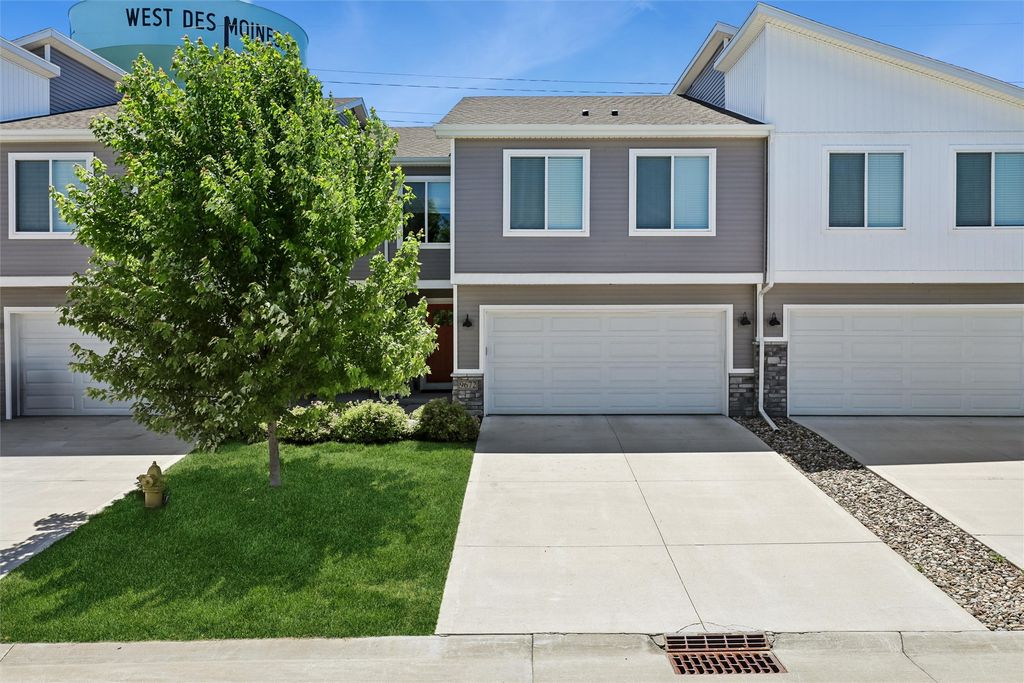 9672 Heightsview Drive, West Des Moines, IA 50266