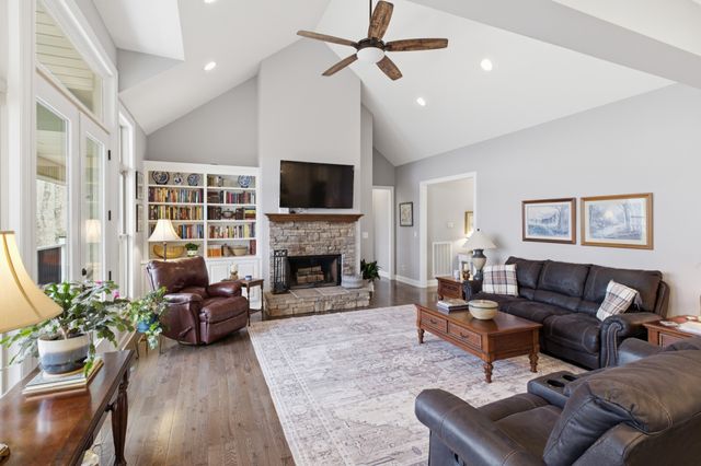 460 Cross Creek Dr, South Pittsburg, TN 37380