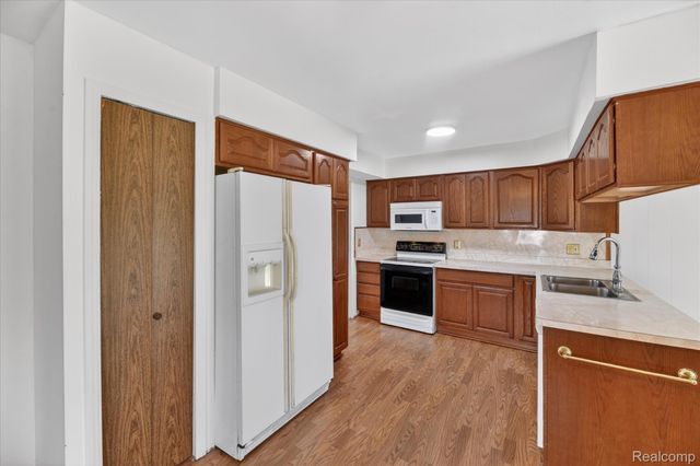 5300 Arnold Drive, Burton, MI 48509