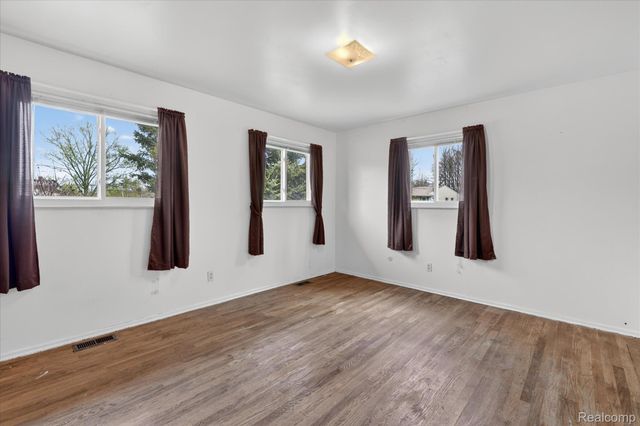 5300 Arnold Drive, Burton, MI 48509