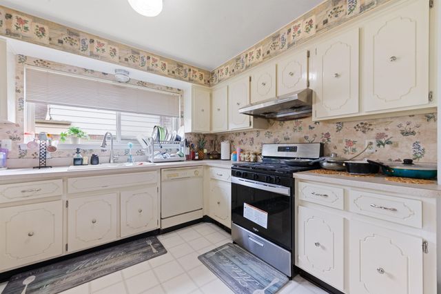 38982 Sutton Dr Drive, Sterling Heights, MI 48310