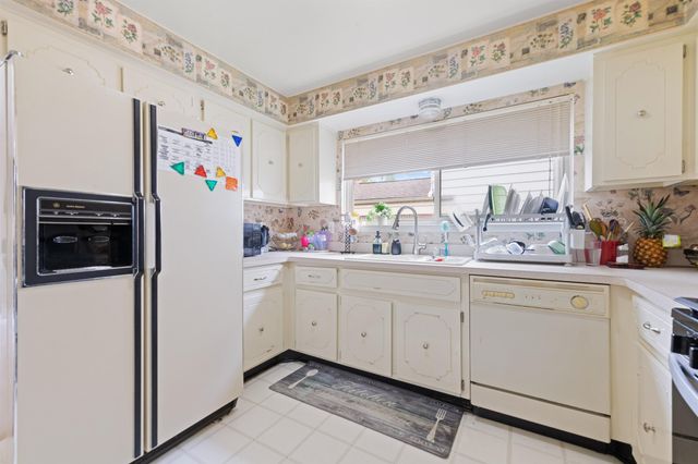 38982 Sutton Dr Drive, Sterling Heights, MI 48310