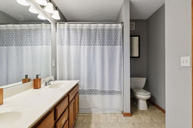 1976 Clover Ridge Drive, Chaska, MN 55318