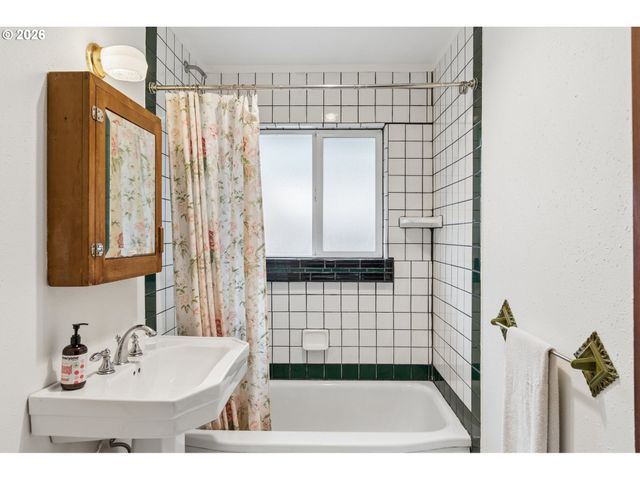 6356 Ne DURHAM Ave, Portland, OR 97211