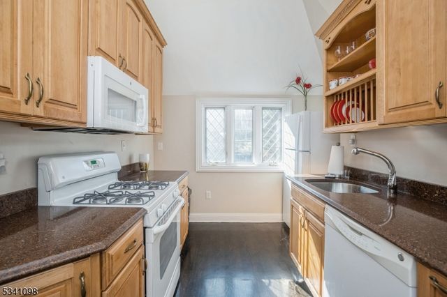 88 W Main St, Mendham Boro, NJ 07945
