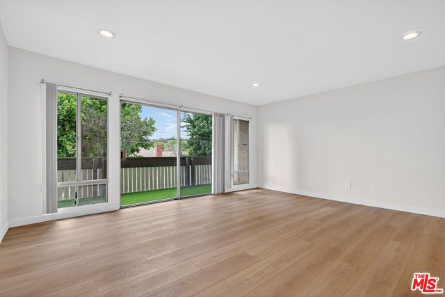 8601 International Avenue 122, Canoga Park (los Angeles), CA 91304