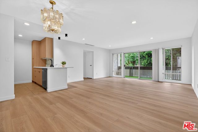 8601 International Avenue 122, Canoga Park (los Angeles), CA 91304