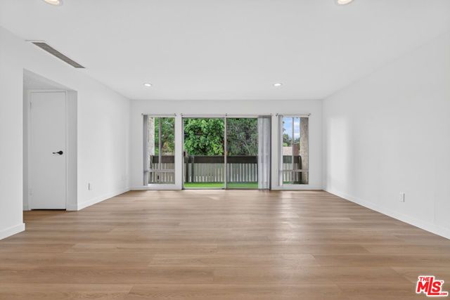 8601 International Avenue 122, Canoga Park (los Angeles), CA 91304