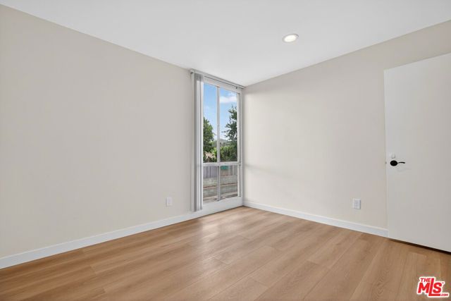 8601 International Avenue 122, Canoga Park (los Angeles), CA 91304