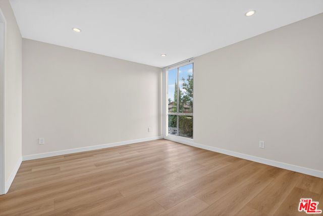 8601 International Avenue 122, Canoga Park (los Angeles), CA 91304