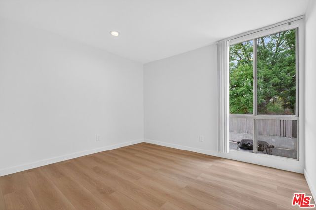 8601 International Avenue 122, Canoga Park (los Angeles), CA 91304