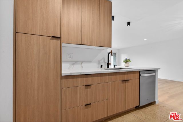 8601 International Avenue 122, Canoga Park (los Angeles), CA 91304