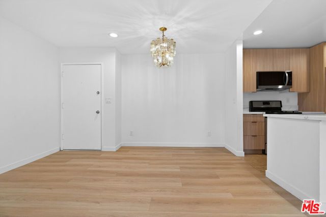 8601 International Avenue 122, Canoga Park (los Angeles), CA 91304