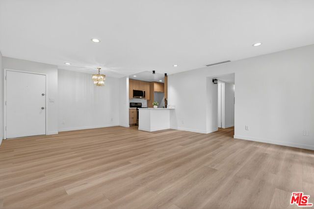 8601 International Avenue 122, Canoga Park (los Angeles), CA 91304