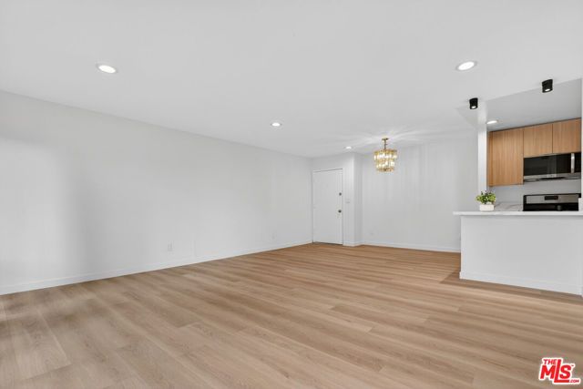 8601 International Avenue 122, Canoga Park (los Angeles), CA 91304