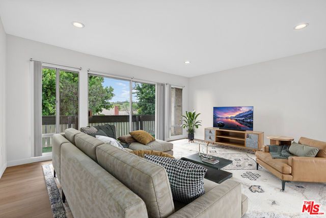 8601 International Avenue 122, Canoga Park (los Angeles), CA 91304