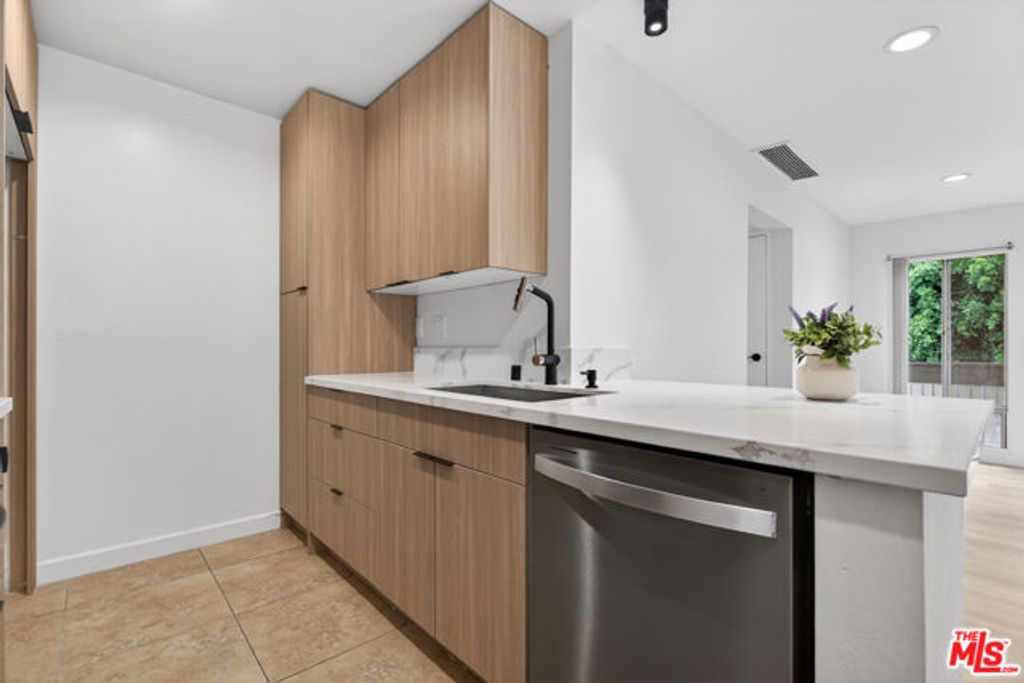 8601 International Avenue 122, Canoga Park (los Angeles), CA 91304