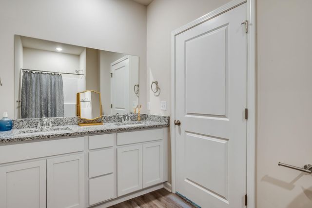 1026 N Forestview Ct, Wichita, KS 67235