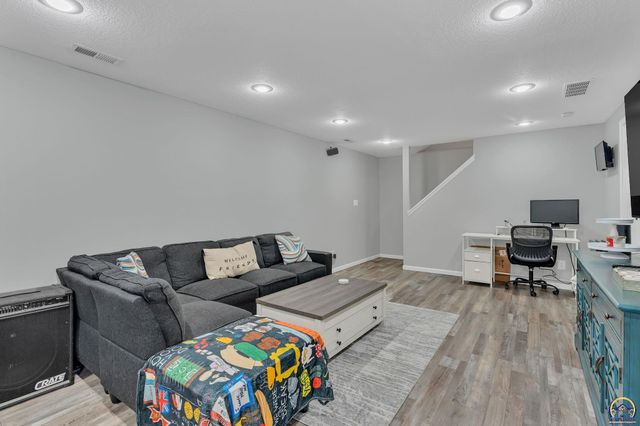 5644 SW 36th ST, Topeka, KS 66614