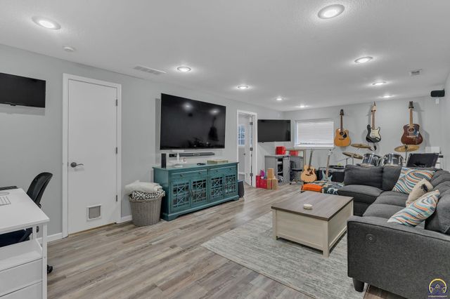 5644 SW 36th ST, Topeka, KS 66614