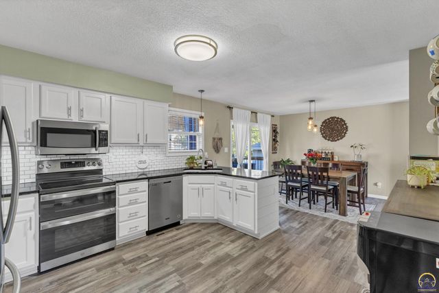 5644 SW 36th ST, Topeka, KS 66614