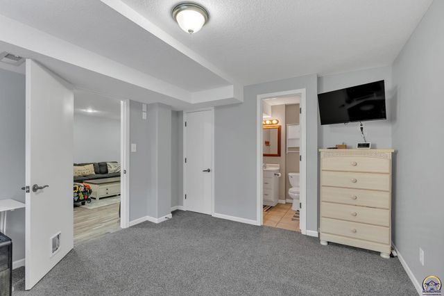 5644 SW 36th ST, Topeka, KS 66614