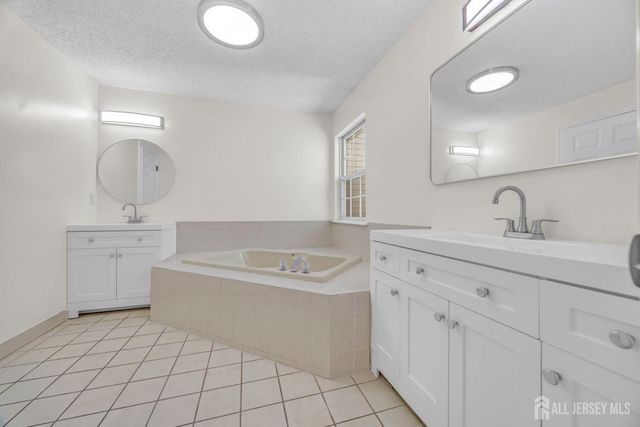 273 Prestwick Way 273, Edison, NJ 08820