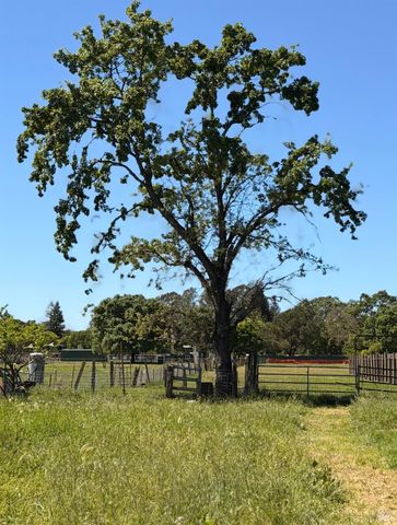 1047 S Wright Rd, Santa Rosa, CA 95407