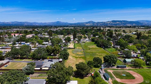 1047 S Wright Rd, Santa Rosa, CA 95407
