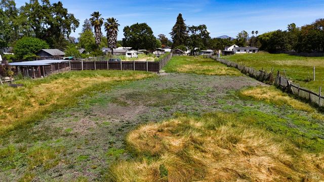 1047 S Wright Rd, Santa Rosa, CA 95407