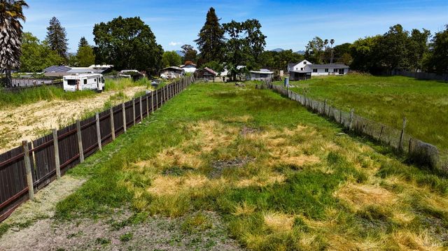 1047 S Wright Rd, Santa Rosa, CA 95407
